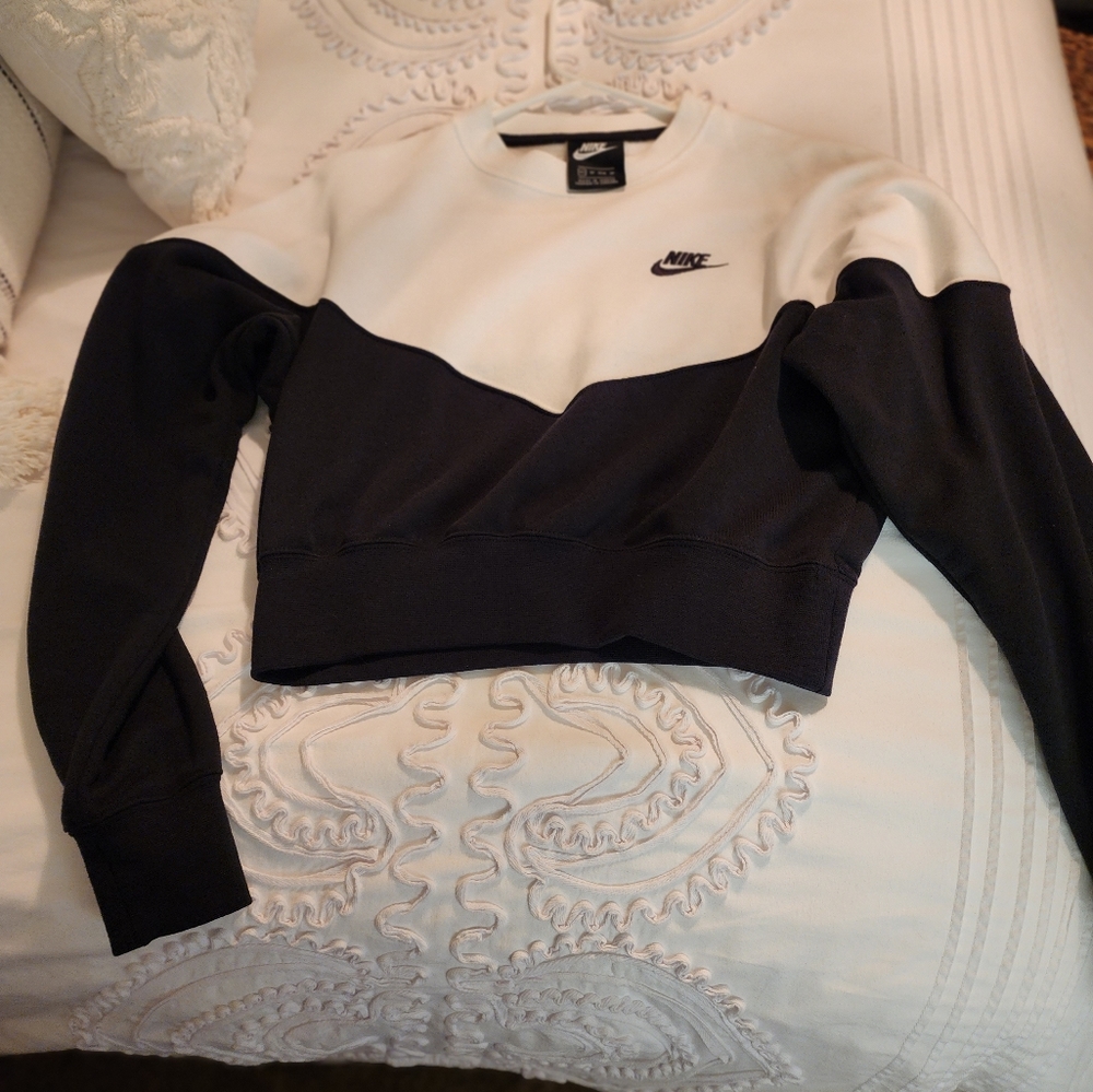 Nike crop top. Perfect to wear with leggings.